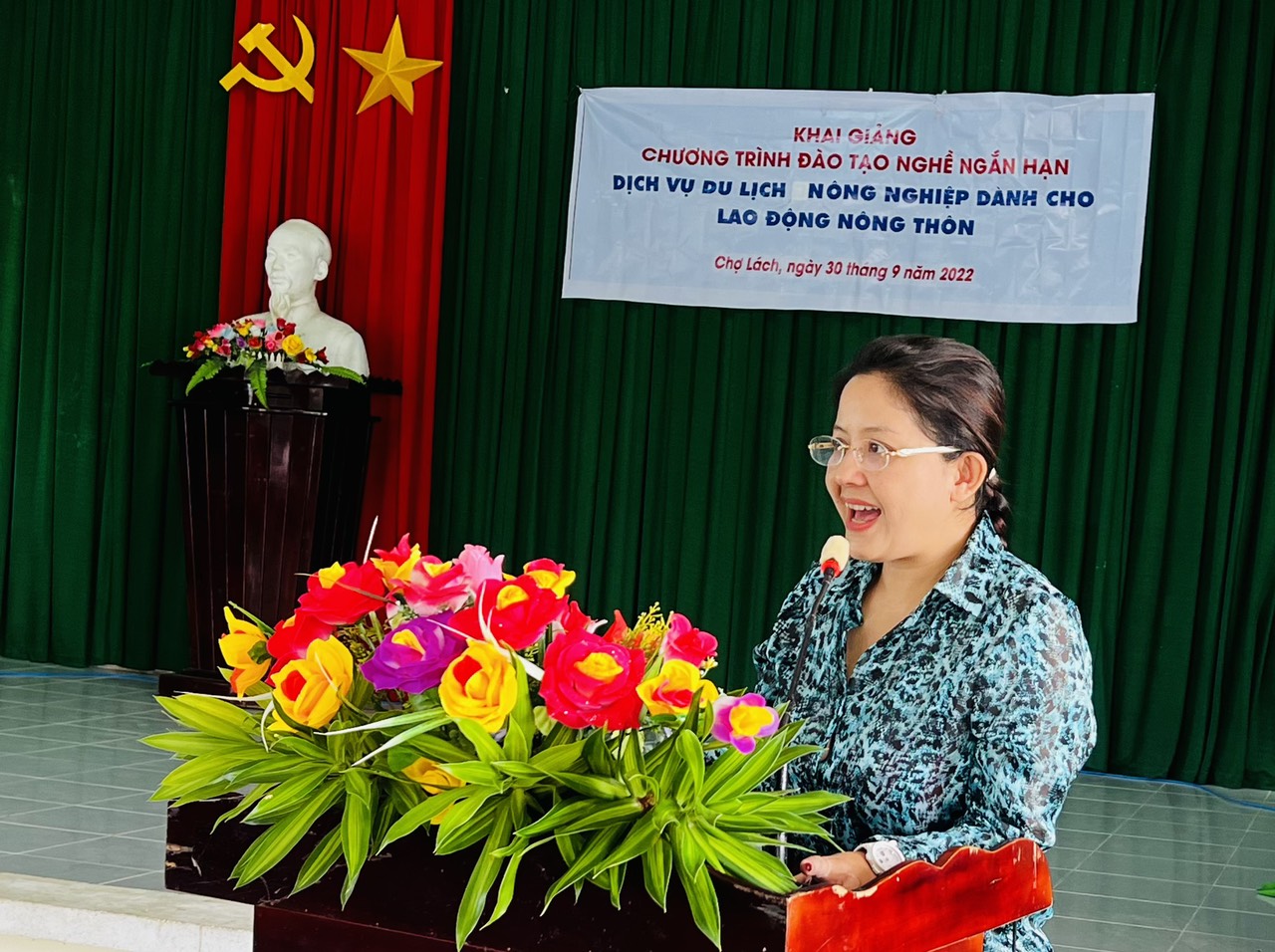  Bà Nguyễn Thị Thuý Phượng – Giám đốc Công ty EcoHoaBinhtourism chia sẻ tại lớp đào tạo.